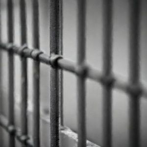 System dozoru elektronicznego – alternatywa dla więzienia. Dowiedz się, jak działa kara pozbawienia wolności z elektronicznym dozorem, kto może z niej skorzystać i jakie warunki trzeba spełnić."