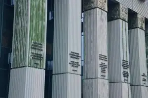 Gdzie złożyć pozew w sprawie kredytu frankowego? Kancelaria Piotra Kopczyńskiego wyjaśnia nowe zasady właściwości sądów dla frankowiczów i jak zmiany wpływają na proces.