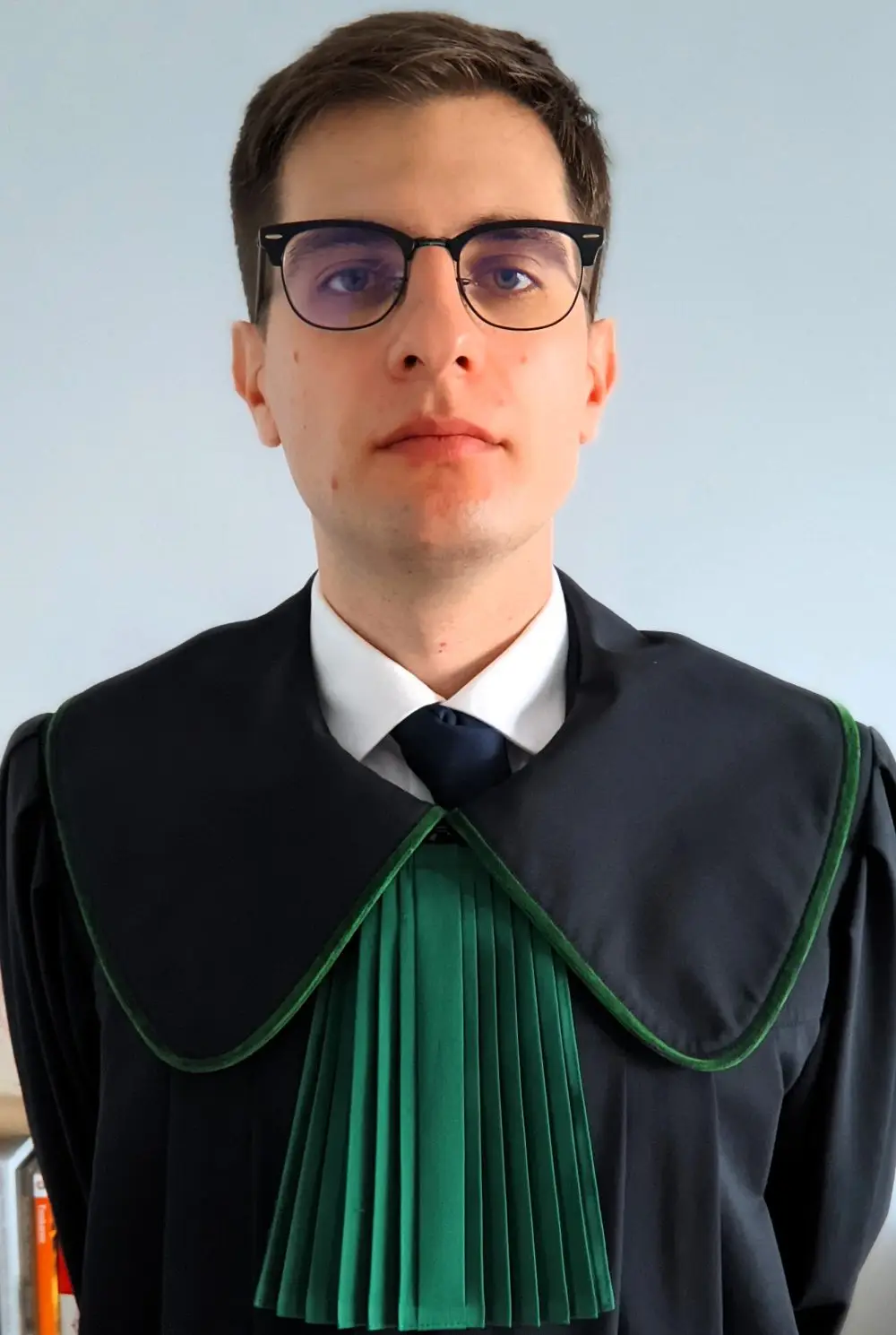 Tajemnica adwokacka to fundament zaufania w relacji z prawnikiem. Poznaj zasady, kiedy obowiązuje i w jakich sytuacjach można ją stosować. Zrozum znaczenie poufności prawnej.