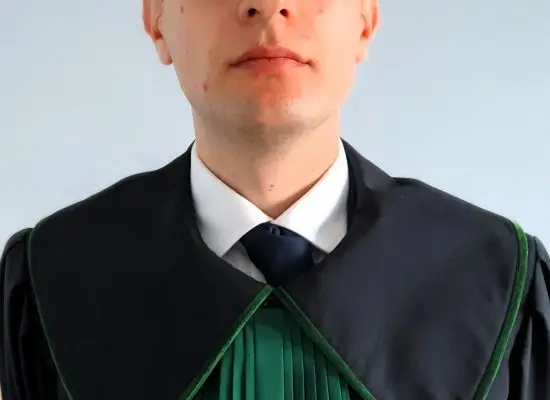 Tajemnica adwokacka to fundament zaufania w relacji z prawnikiem. Poznaj zasady, kiedy obowiązuje i w jakich sytuacjach można ją stosować. Zrozum znaczenie poufności prawnej.