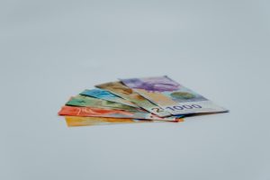 Czas trwania procesu o kredyt frankowy zależy od wielu czynników: miejsca, sądu czy decyzji stron. Zobacz, co może wydłużyć lub skrócić sprawę.