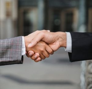 Co oznacza cesja wierzytelności? Sprawdź, jak działa przenoszenie praw na cesjonariusza i kiedy można je zastosować. Wyjaśniamy krok po kroku.