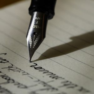 Dowiedz się, w jakich sytuacjach testament może zostać uznany za nieważny, jakie dowody są potrzebne i ile masz czasu na podważenie jego treści.