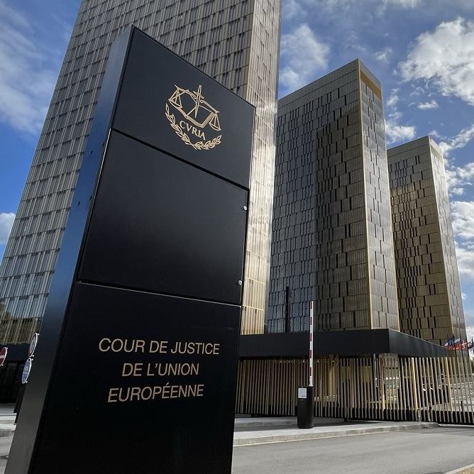 Wyrok TSUE C-744/24: bank nie może naliczać odsetek od prowizji i kosztów ubezpieczenia kredytu konsumenckiego. Sprawdź, co to oznacza dla kredytobiorców.